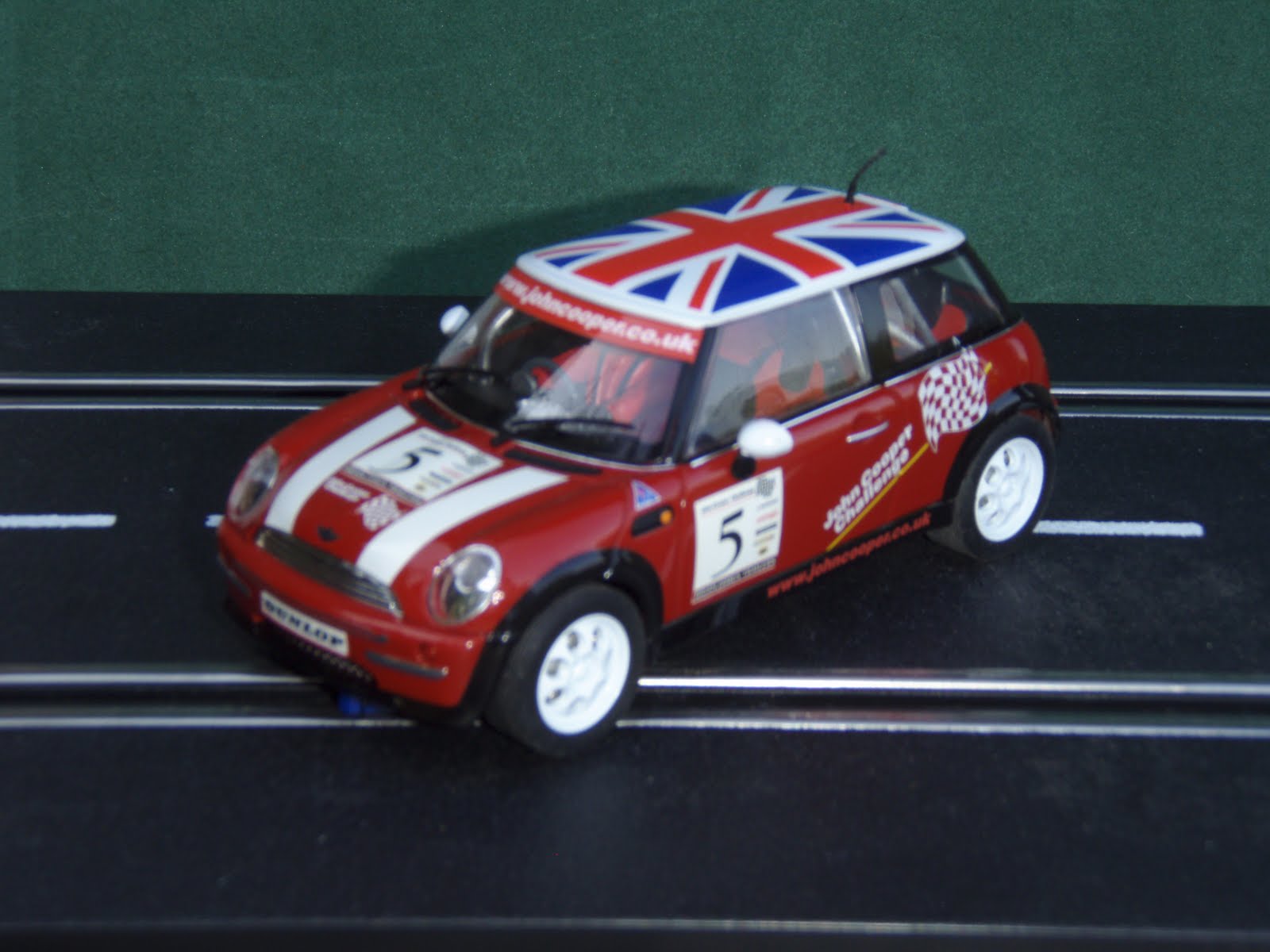 Scalextric 2484 - Mini cooper red